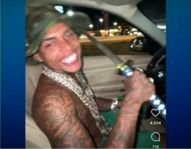 Cantor VT Kebradeira é internado em unidade psiquiátrica após suspeita de dirigir carro de luxo embriagado e atropelar mulher Cantor VT Kebradeira é internado em unidade psiquiátrica após suspeita de dirigir carro de luxo embriagado e atropelar mulher