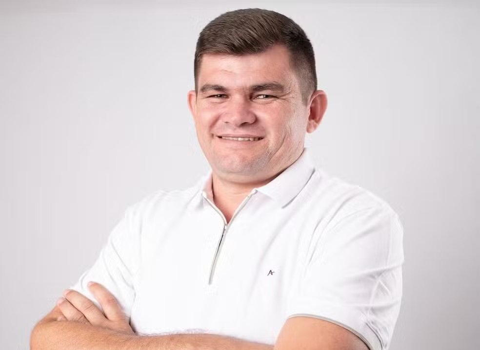 Pastor é preso por suspeita de envolvimento no assassinato de prefeito durante as eleições