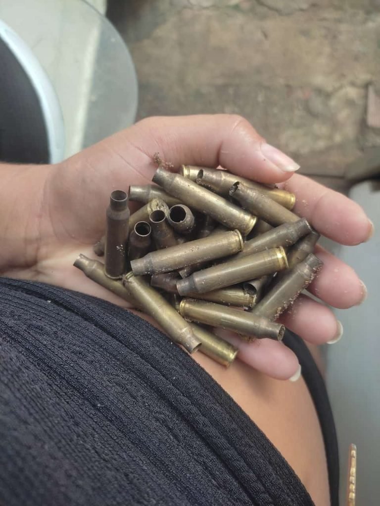 Briga entre facções deixa três pessoas feridas a tiros em comunidade da Capital