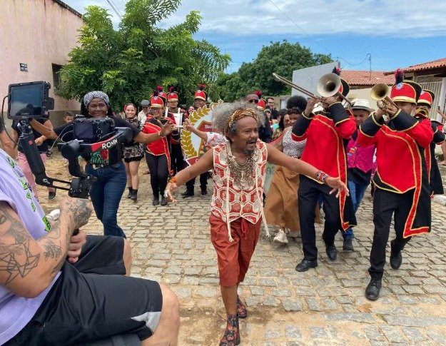 Após 30 anos, Chico César regrava clipe de ‘Mama África’ nas ruas de Catolé do Rocha para documentário especial