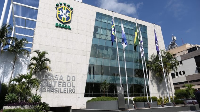 CBF desmente camisa na cor vermelha da Seleção Brasileira e diz manter amarelo e azul CBF desmente camisa na cor vermelha da Seleção Brasileira e diz manter amarelo e azul