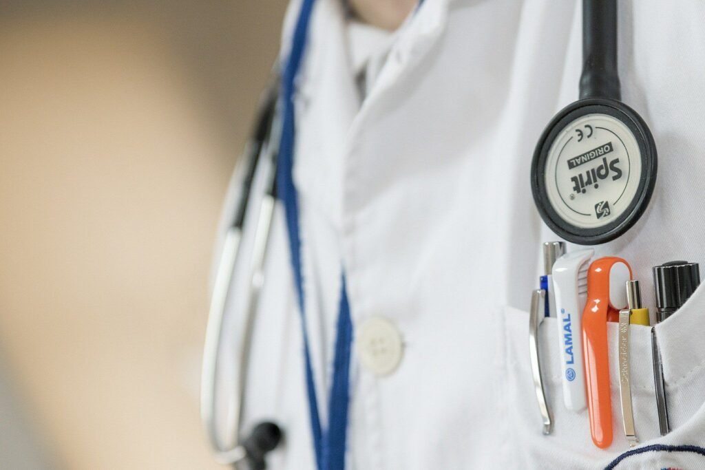 Secretário do CRM da Paraíba defende exame para médicos formandos e critica falta de estrutura de faculdades de Medicina: “não pode aprender treinando num boneco”