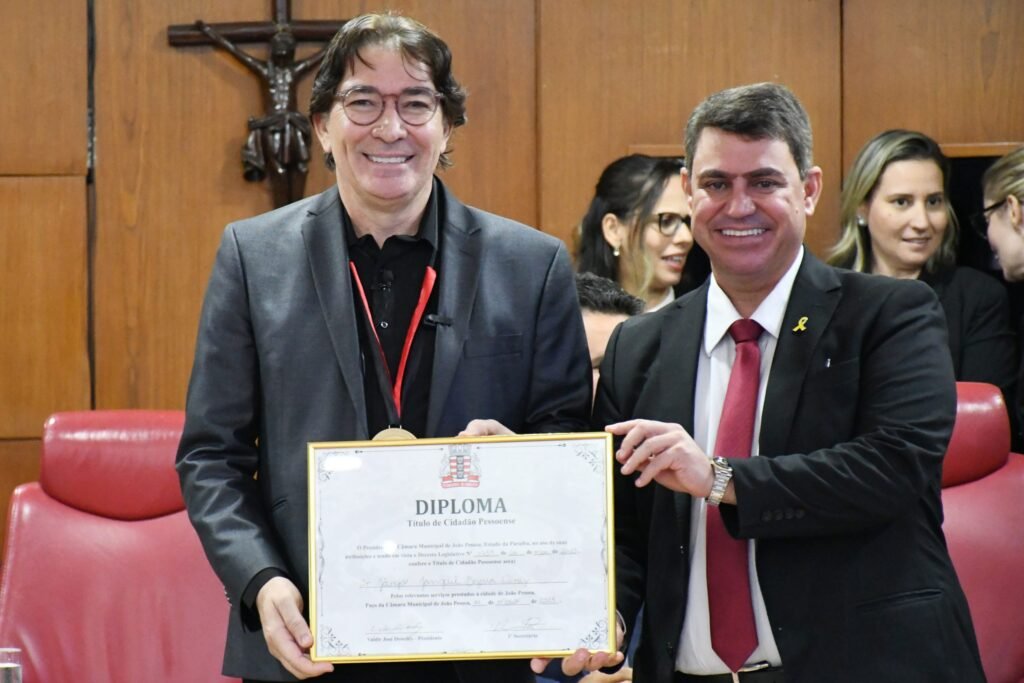 Sessão solene entrega Título de Cidadão Pessoense a Jânio Diniz