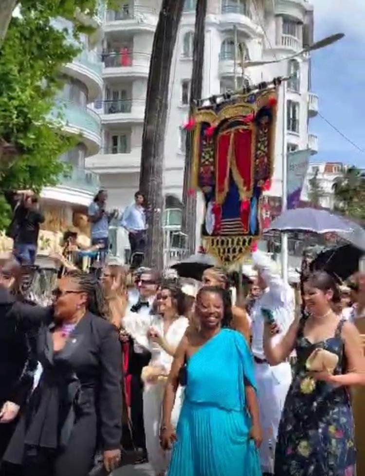 Ministra da Cultura e elenco do filme “ O Agente Secreto” ocupam ruas de Cannes com Frevo