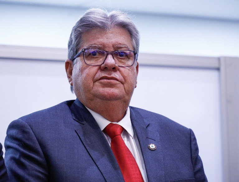 João Azevêdo ironiza e afirma que Efraim pode ficar esperando por racha no grupo governista