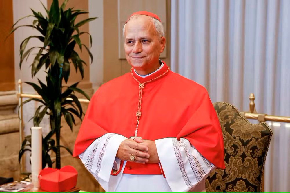 Robert Prevost é eleito novo papa e adota o nome Leão XIV, o primeiro pontífice norte-americano da história
