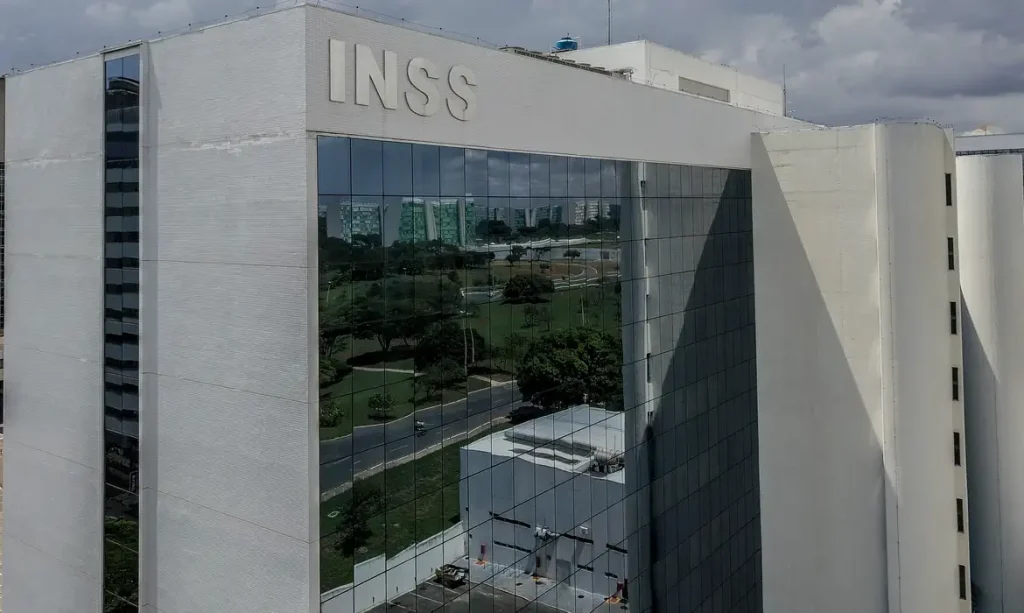 PF investiga suposta manipulação da voz de aposentados para autorizar descontos do INSS