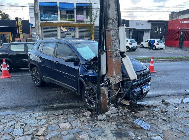 Carro bate em poste e interdita trânsito nos Bancários