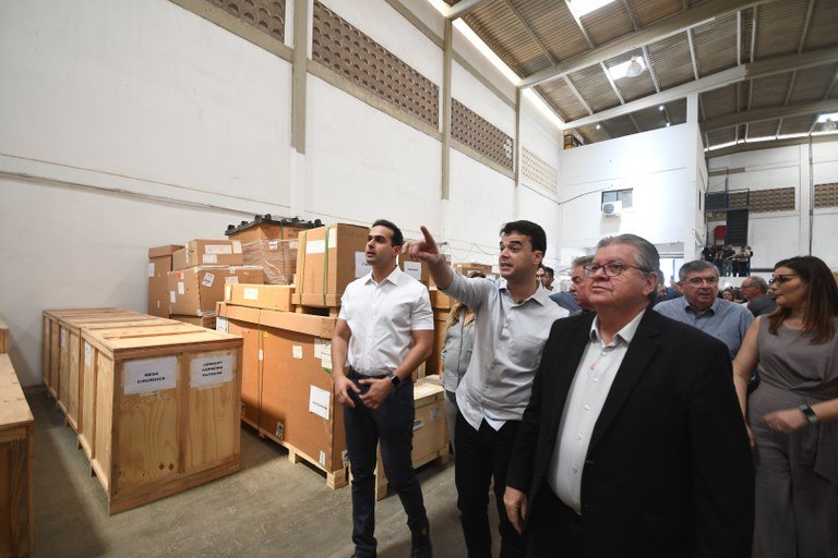 Governador entrega equipamentos hospitalares para rede estadual de saúde; investimento chega a R milhões