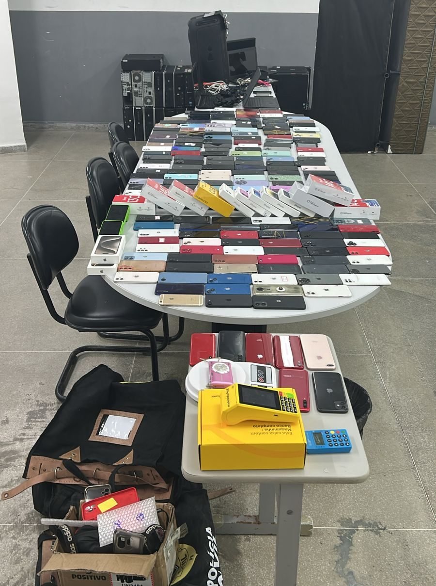 Polícia Civil prende sete pessoas e apreende 219 celulares em Campina Grande Polícia Civil prende sete pessoas e apreende 219 celulares em Campina Grande