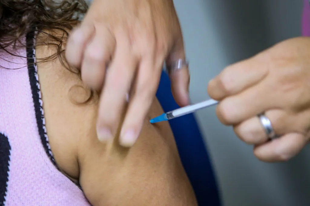 Com aumento de casos graves, Governo da Paraíba cria plano emergencial e amplia vacinação contra influenza