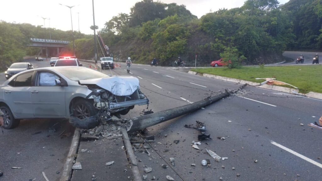 Veículo derruba poste e deixa pista na Avenida Pedro II interditada