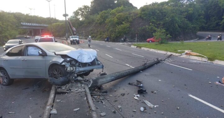 Veículo derruba poste e deixa pista na Avenida Pedro II interditada