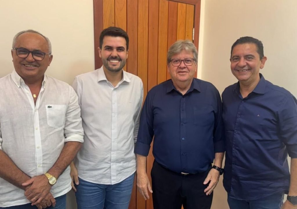 Prefeito de Pedras de Fogo adere a João Azevêdo e defenderá nomes do governador e Veneziano ao Senado