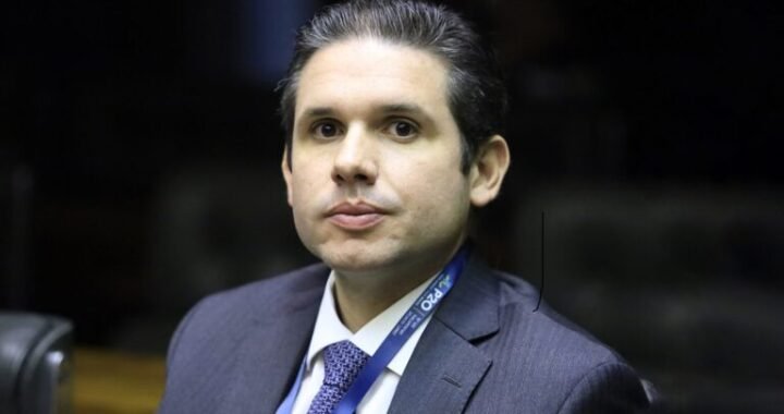 Deu na Folha: Hugo Motta emprega em gabinete da Câmara trio de funcionárias fantasmas