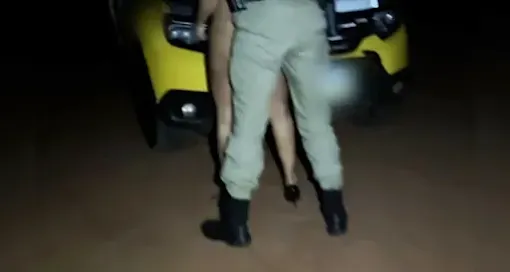 Policial aborda casal durante relação íntima dentro de carro e acaba participando de produção de conteúdo adulto; entenda