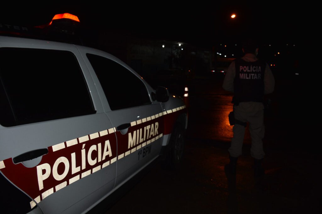 Jovem é baleado por suspeitos após ter apartamento invadido em Mandacaru