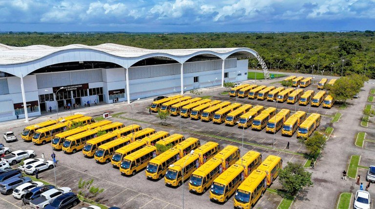 Transporte seguro: João Azevêdo entrega mais de 100 ônibus escolares para os municípios