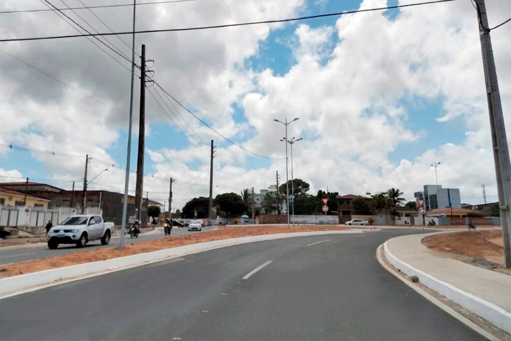 Carro capota após colisão na Perimetral Sul, em João Pessoa Carro capota após colisão na Perimetral Sul, em João Pessoa