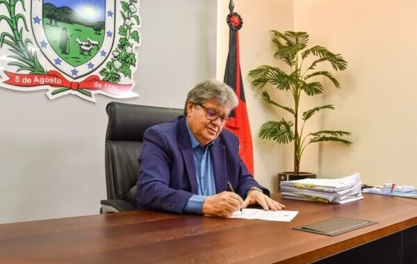João Azevêdo anuncia licença e passa comando do governo para Lucas Ribeiro