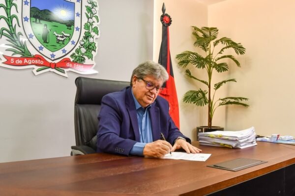 João Azevêdo anuncia licença e passa comando do governo para Lucas Ribeiro João Azevêdo anuncia licença e passa comando do governo para Lucas Ribeiro
