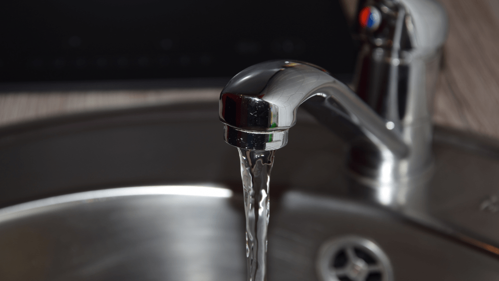 Torneira-derramando-agua-1024x576