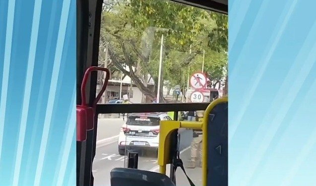 Mulher que estaria distraída no celular é atropelada em faixa exclusiva de ônibus, em João Pessoa