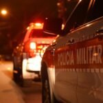 Uma discussão por conta de um chocolate acabou com um homem morto a tiros dentro de um bar no bairro Funcionários II, em João Pessoa, na noite desse sábado (7).  De acordo com a Polícia Civil, a vítima e o suspeito da morte eram amigos e costumavam beber juntos.  No entanto, o suspeito, que seria um policial militar reformado, não teria gostado quando uma vítima comeu um chocolate dele, sacou uma arma durante a discussão e efetuou disparos – quatro deles atingiram a vítima.  A Polícia Militar foi acionada e conseguiu localizar e prender o suspeito. Ele foi encaminhado para a Cidade da Polícia Civil, no bairro do Geisel, em João Pessoa.