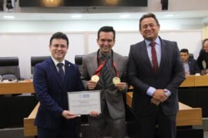 ALPB concede comenda talento esportivo a Adalberto Neto, primeiro paraibano a
escalar o Monte Everest