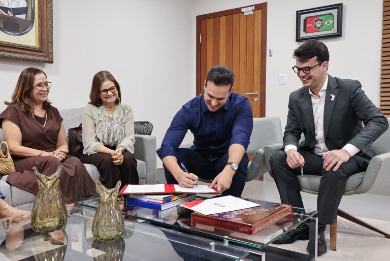 Lucas Ribeiro autoriza implantação de sistema eletrônico de regulação na saúde pública da Paraíba