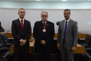 ALPB homenageia advogado Bismarck Martins de Oliveira com medalha de Mérito
Jurídico