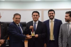 ALPB concede Medalha Epitácio Pessoa ao deputado Wilson Santiago