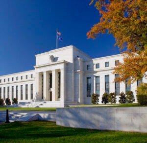 Fed Mantém Vigilância Bancária e Sinaliza Aumento de Juros