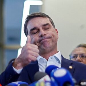 Flávio Bolsonaro reivindica paternidade do Pix, apesar de declarações contraditórias do ex-presidente